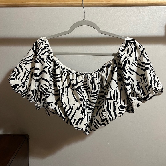 COPY - Black and White crop top - Picture 1 of 2